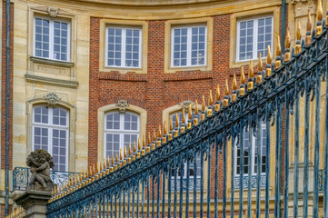 Naklejka premium Schmiedeeiserner Zaun und Barockfassade in Münster