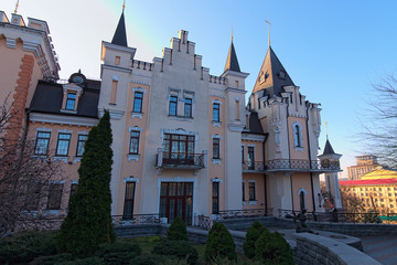 Obraz premium Panoramic morning view of Kyiv Academic Puppet Theatre during sunrise. Blue sky in the background. Khreshchaty Park, Kyiv, Ukraine
