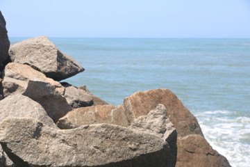 A eterna luta entre as ondas e as rochas, criando imagens maravilhosas