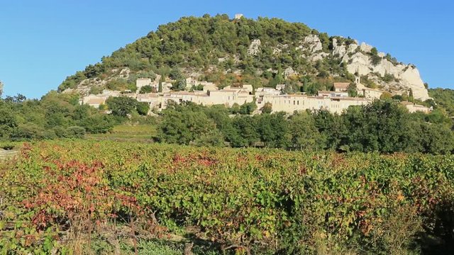 Le village de S&eacute;guret entre vignes et  dentelles de Montmirail.