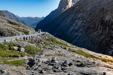 Camper auf einer Gebirgsstraße in Norwegen - ein einzelnes Wohnmobil im Gebirge auf der...