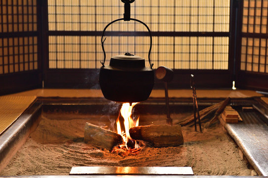 いろり 画像 - 参照 1,129 Stock 写真、ベクターおよびビデオ | Adobe Stock