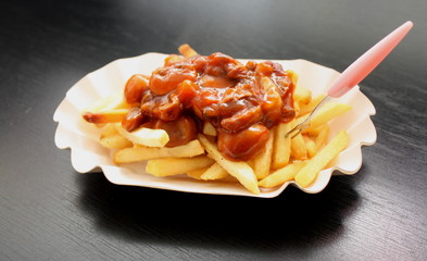 Pommes in der Pappschale mit Jägersauce und Piekser