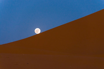 Mondaufgang inder Wüste