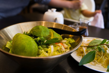 아보카도를 곁들인 쌀국수