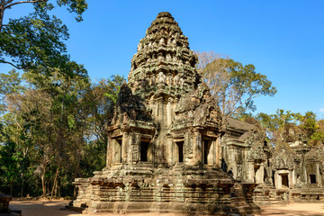 Fototapeta premium La tour Ouest du temple Thommanon dans le domaine des temples de Angkor, au Cambodge