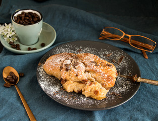 Kaffeepause mit espresso, gebäck und brille zum lesen und entspannen