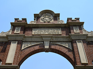 Obraz premium The old building gate of Shikumen in Shanghai
