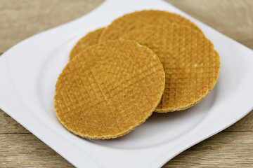 petites gaufres au sucre dans une assiette