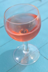 vin rosé sur table bleue