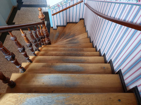 Alte rustikale Holztreppe in einem Flur Treppenhaus