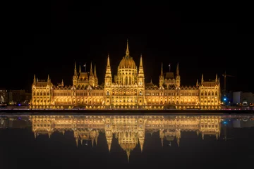 Zelfklevend Fotobehang hungarian parliament building, with a great reflection in the water.  a nice detailed night shot © Jan