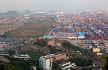 Obraz premium Shanghai Yangshan Port with Chinese constructions 
