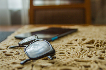 okulary przy tablecie na stole