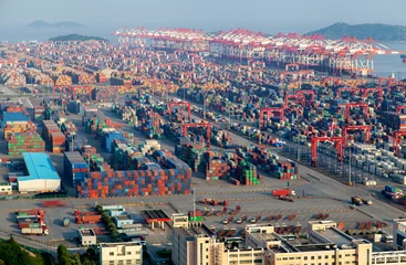 Zelfklevend Fotobehang Chinese containers in de haven van Yangshan in Shanghai © Yan