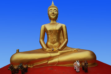 statue de bouddha doré en thaïlande avec des offrandes