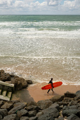 Fototapeta na wymiar surfer walking to sea