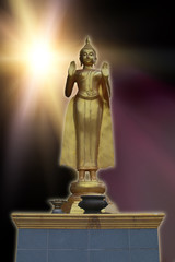 statue de bouddha doré en thaïlande avec effet lumineux