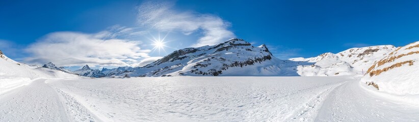 Obraz premium Wide parnoramic view of snow covered Swiss Alps from First mountain in Grindelwald ski resort, Switzerland