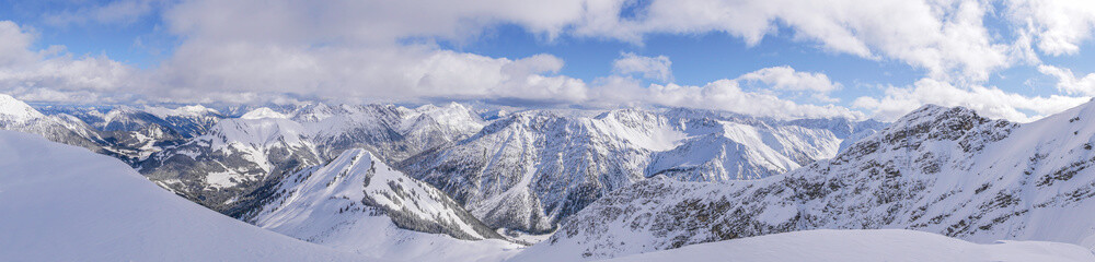 Fototapeta na wymiar Winterpanorama von der Hinteren Steinkarspitze in die südlichen Lechtaler Berge
