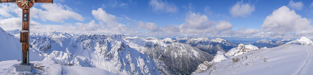 Winterpanorama von der Hinteren Steinkarspitze mit Gipfelkreuz im Lechtal Allgäuer, Tannheimer und Ammergauer Berge