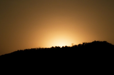 montaña en contraluz con el sol
