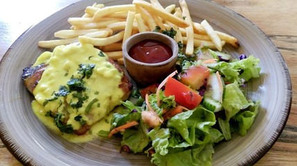 Tuna steak with vegetables and French fries