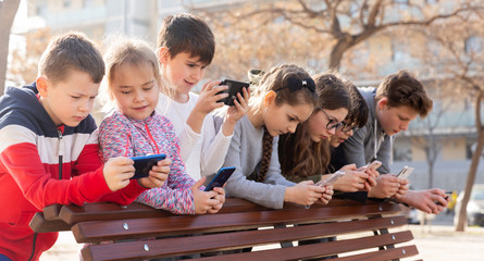 Children communicate via messengers on phones