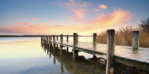 langer Holzsteg am See