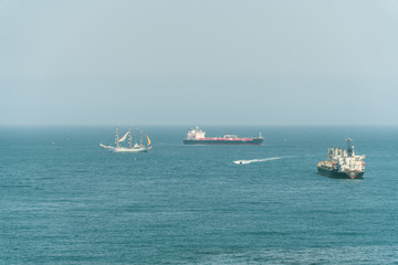 barcos en la mitad del mar azul