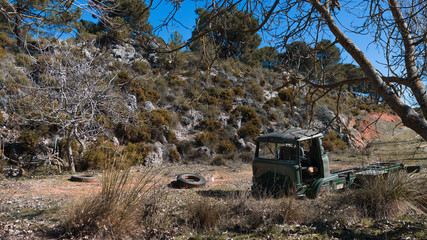 Camioneta abandonada en medio del campo