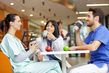 3 doctors during lunch time