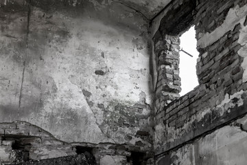 Obraz premium Interno di casa abbandonata e disabitata con finestra aperta e muri di mattoni. Rudere.