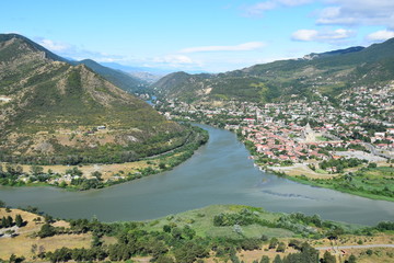 Die ehemalige georgische Hauptstadt Mtskheta am Fluss Kura