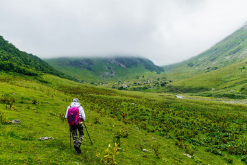 Obraz premium tourists with backpacks travel in the caucasus mountains