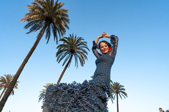 Mujer bailando flamenco en Sevilla Andaluc&iacute;a Espa&ntilde;a