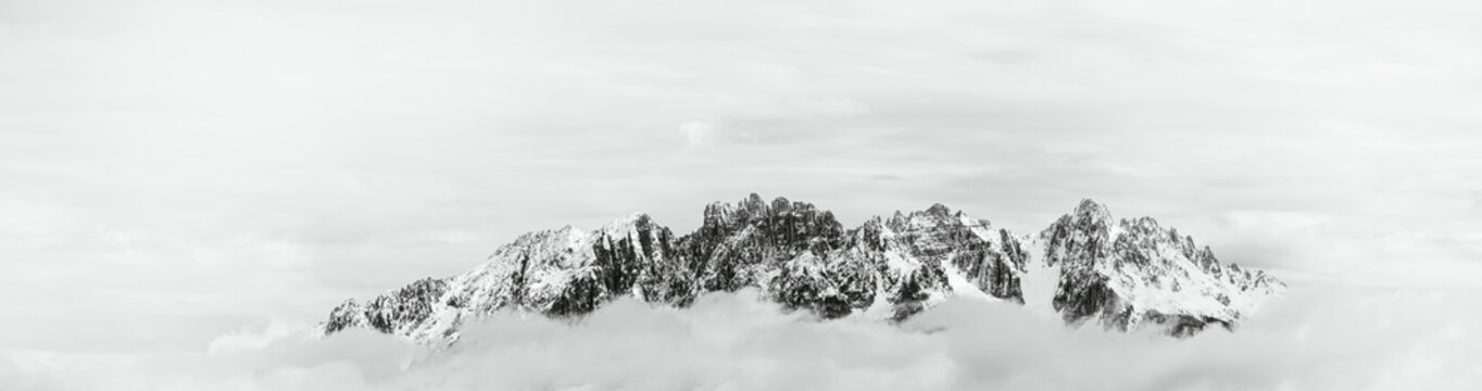 Der Latemar mit weißen Gipfeln in Südtirol