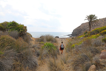 playa mujer senderista almería cala del toro 4M0A7414-as20