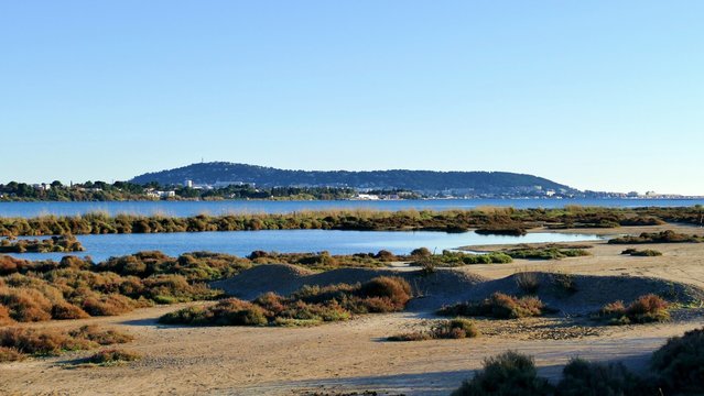 Le Mont Saint-Clair et la ville de S&egrave;te vus depuis la lagune