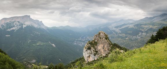 Fototapeta na wymiar Paisaje de los Pirineos