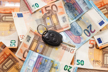 Kluczyki do auta leżą na banknotach o nominałach 20 i 50 Euro. © Tomasz