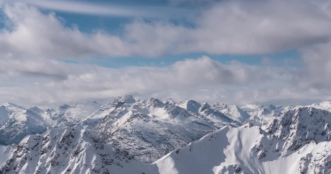 Zeitraffer im Winter mit schnell ziehenden Wolken &uuml;ber den Lechtaler und Allg&auml;uer Alpen bei teilweise blauem Himmel