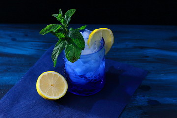 mojito, bebida refrescante con ron, soda,  zumo de lima, hierba buena, azúcar y mucho hielo