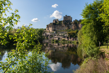 Fototapeta na wymiar Balade le long de la Dordogne à Beynac