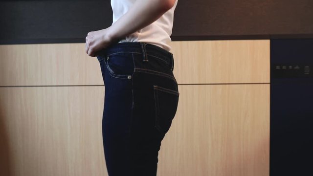 ダイエット　成功イメージ　太って履けなかった　Gパンが履けた！最後にガッツポーズ