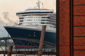 Kreuzfahrtschiff beim Einlaufen in den Hamburger Hafen