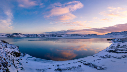 Winterliche Seelandschaft auf der Vulkaninsel Island