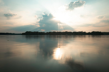 Sonnenstrahlen, Wolkenbruch am See, wenig wellen, glattes wasser