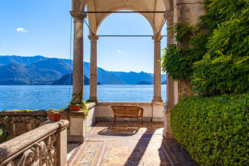 Il portico di una meravigliosa villa sul Lago di Como, Lombardia, Italia, con divano in vimini al...