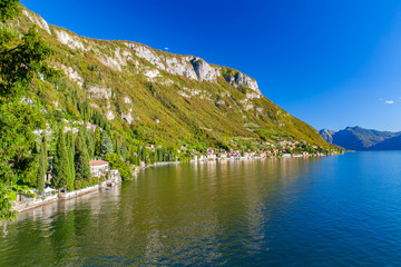 Le montagne si tuffano nelle acque del Lago di Como, Lombardia Italia